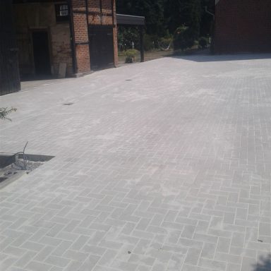 Gepflasterter Hof mit Ablaufrinne