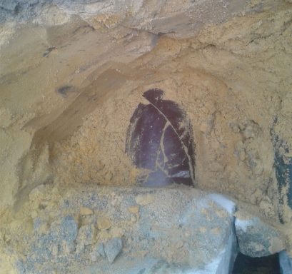 Freigelegte Leitung im Boden für Bauarbeiten