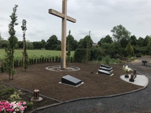 Gepflasterter Weg mit symmetrischer Gestaltung in einer Gedenkstätte