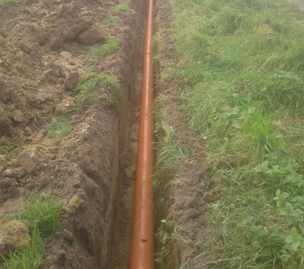 Verlegung eines Abwasserrohres