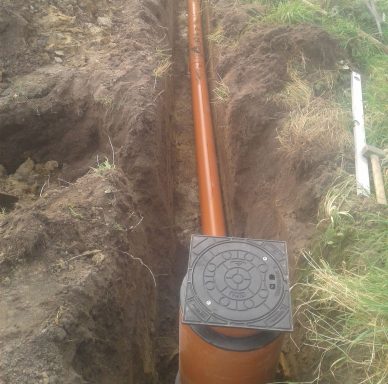 Abwasserrohr mit Schachtabdeckung