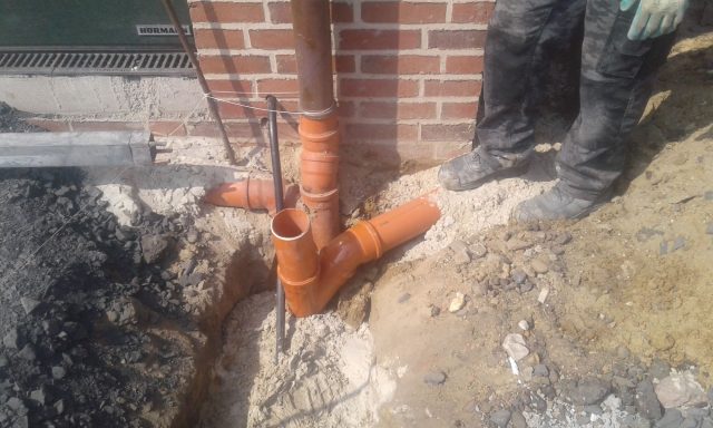 Verlegung von Regenwasserrohren im Erdreich