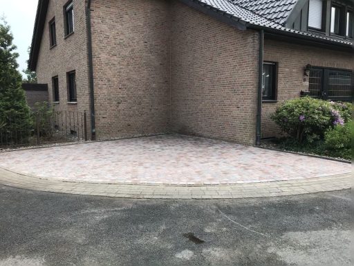 Parkplatzpflasterung am Haus