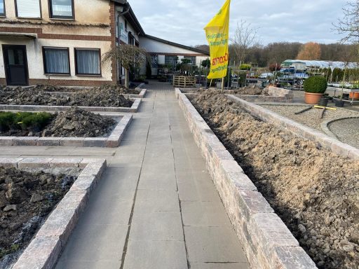 Neuanlage eines Gehwegs mit Randsteinen und Pflastersteinen